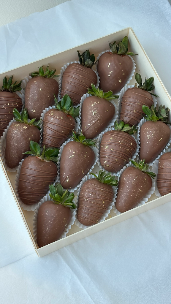 16 pcs Strawberry in Chocolate set